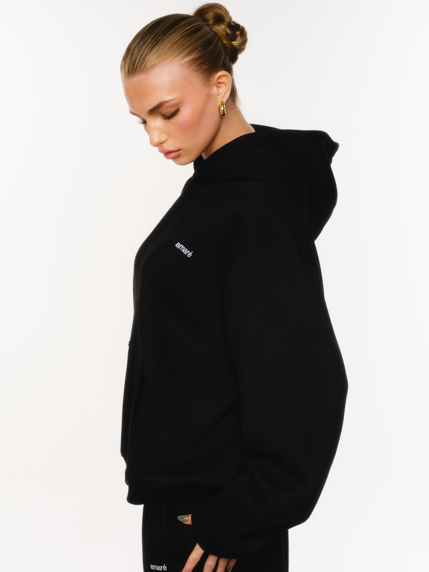 SIGNATURE HOODIE (BLACK) – amaré