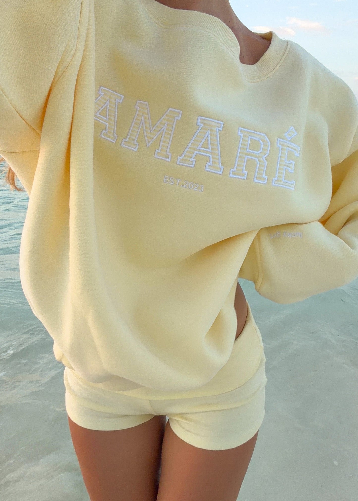 LUCKY GIRL. OFF THE SHOULDER CREWNECK (BANANA YELLOW)